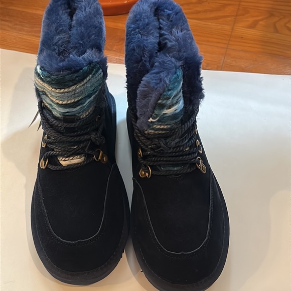 Lamo blue suede boots Size 7 M New never worn - Picture 2 of 8